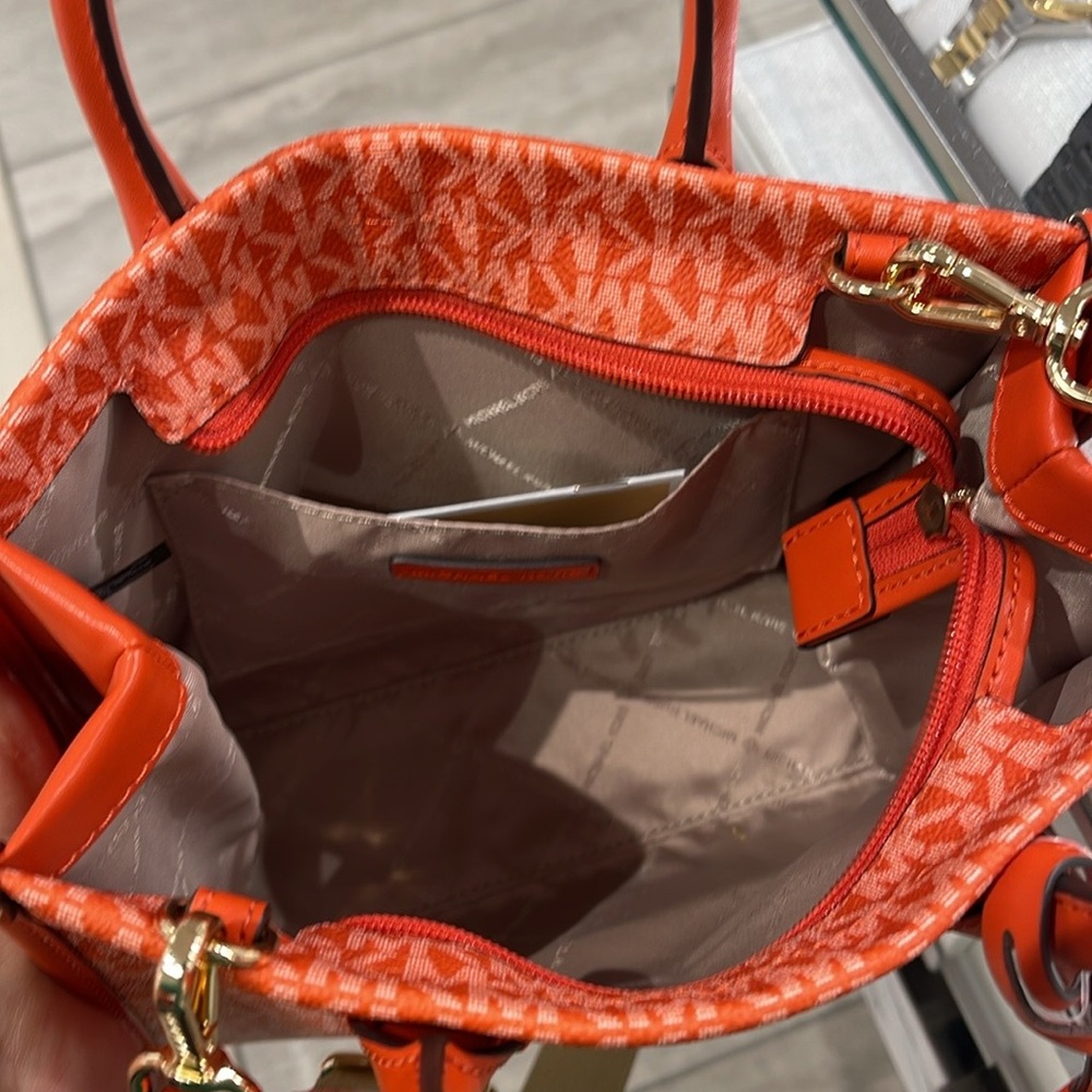 Michael Kors Mirella Small Ombré Signature Logo Crossbody XBODY Shopper Bag
NWt - Picture 5 of 16